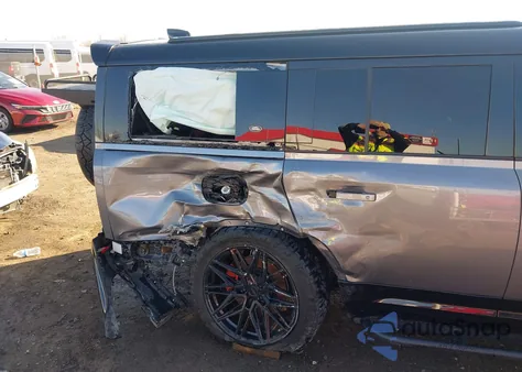 2023 Land Rover Defender 130 X z USA, uszkodzony, nr VIN SALEXFEUXP2171216